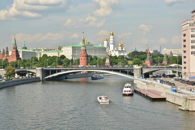 Photo pleasure craft near the moscow kremlin