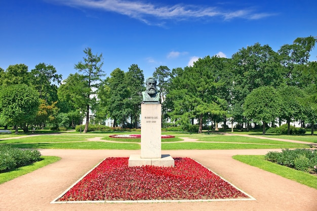 Plein en standbeeld van friedrich engels, sint-petersburg, rusland