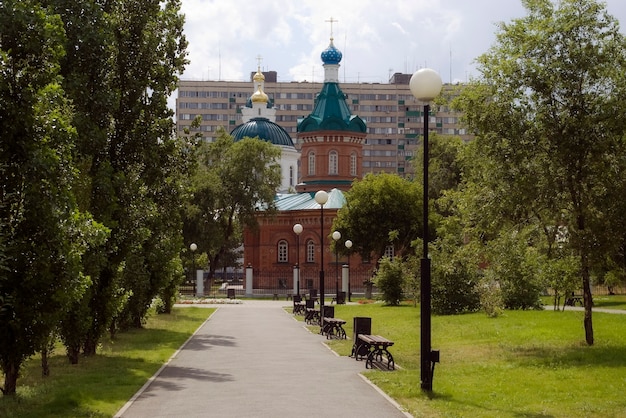 Plein in de buurt van de Sint-Nicolaaskathedraal, de stad Orenburg. Rusland. 05.07.2009