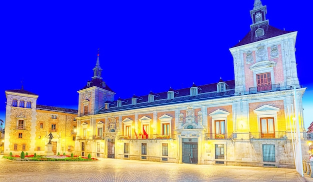 Plein van Villa (Plaza de la Villa) - de thuisbasis van Casa de la Villa, het voormalige stadhuis in de nacht. Madrid. Spanje.