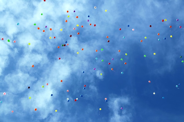 Foto un sacco di palloncini multicolori nel cielo blu