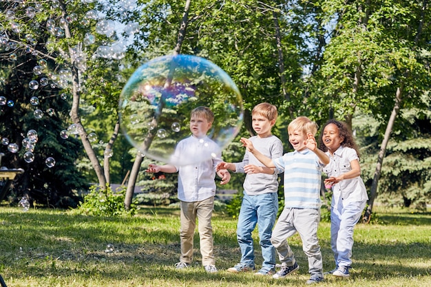 Plezier hebben met zeepbellen