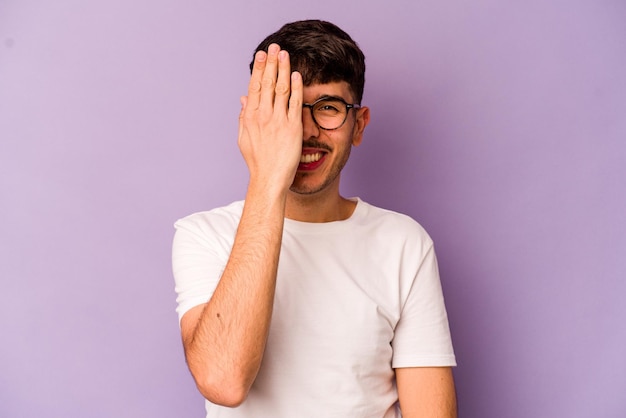 Plezier hebben om de helft van het gezicht met de handpalm te bedekken