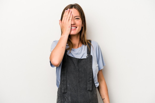 Plezier hebben om de helft van het gezicht met de handpalm te bedekken