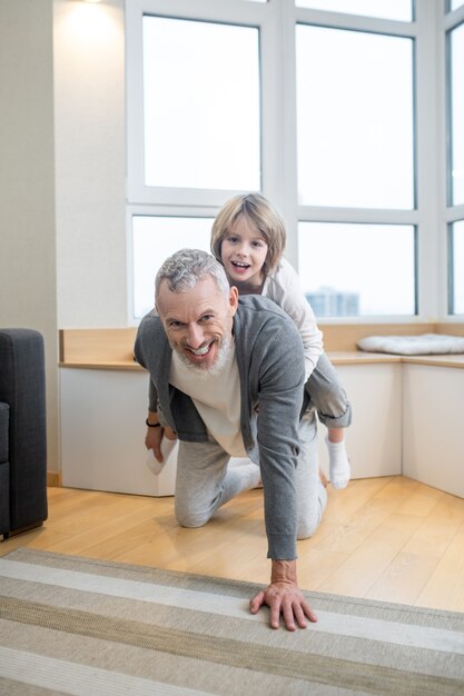 Plezier hebben. Papa en kinderen hebben plezier thuis en zien er opgewonden uit