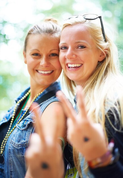 Foto plezier maken met mijn beste vriend. twee vrienden hebben plezier op een festival.