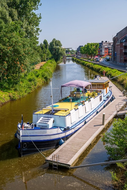 Plezierboot op een rivier