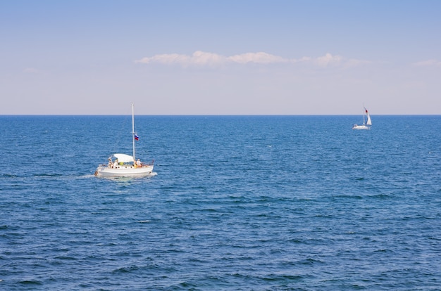 Plezierjacht op open zee