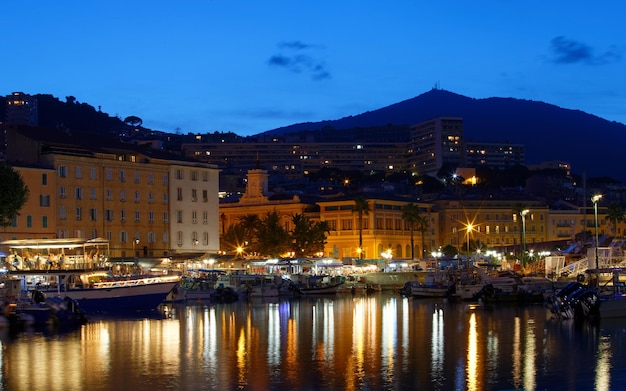 Plezierjachten en vissersboten verankerd in de oude haven van Ajaccio, de hoofdstad van het eiland Corsica, Frankrijk