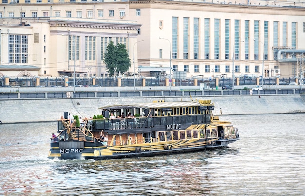 Plezierschip maurice op de moskou-rivier moskou