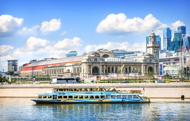 Plezierschip volna in de buurt van de kiev-pier aan de moskou-rivier en het kiev-station moskou