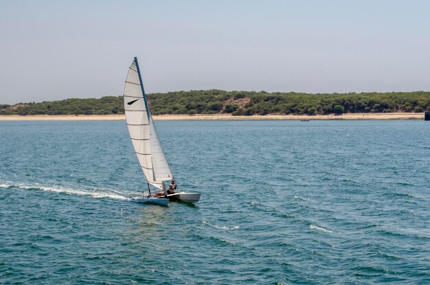 Pleziervaartuigen zeilen voor de kust van de Troia Portugal