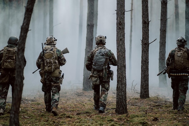 Foto ploeg van vier volledig uitgeruste soldaten in camouflage op een militaire verkenningsmissie