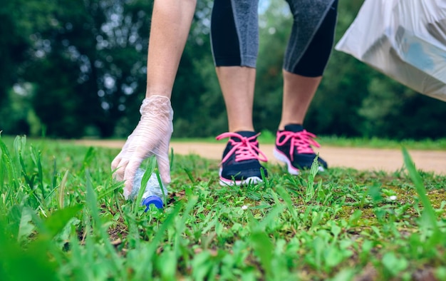 Plogging Meisje dat met de hand afval opraapt