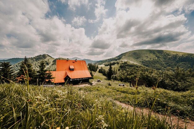 Ploska heuvel met berghut van Borisov Big Fatra bergen Slowakije Wandelen zomer Slowakije landschap