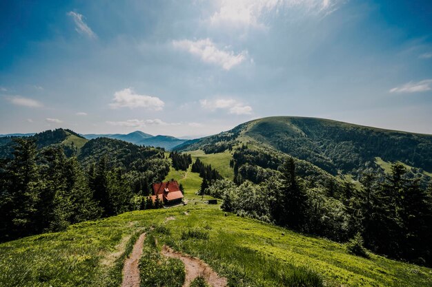 ボリソフ ビッグファトラ山脈スロバキア ハイキング夏のスロバキアの風景から山小屋のあるプロスカの丘