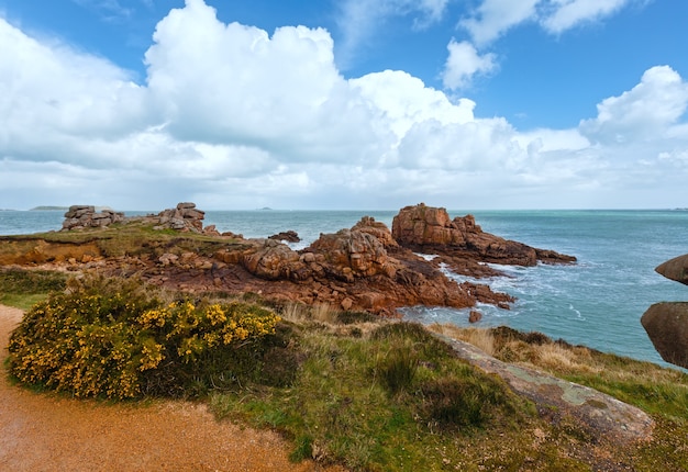 Photo ploumanach coast spring view   (perros-guirec, brittany, france)