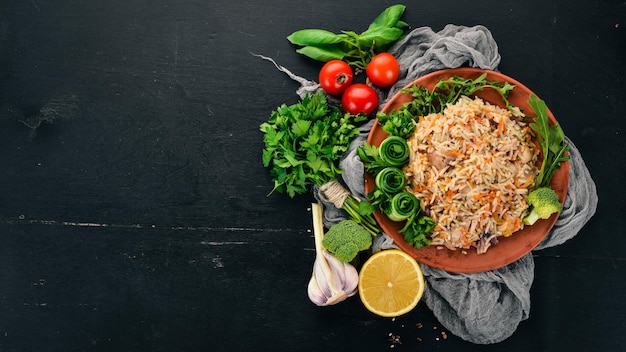 Plov Rijst met vlees en groenten op een bord Oezbeekse keuken Op een houten achtergrond Bovenaanzicht Kopieer de ruimte