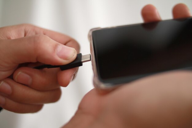 Подключите USB-кабель для зарядки смартфона или передачи данных на мобильном телефоне вблизи