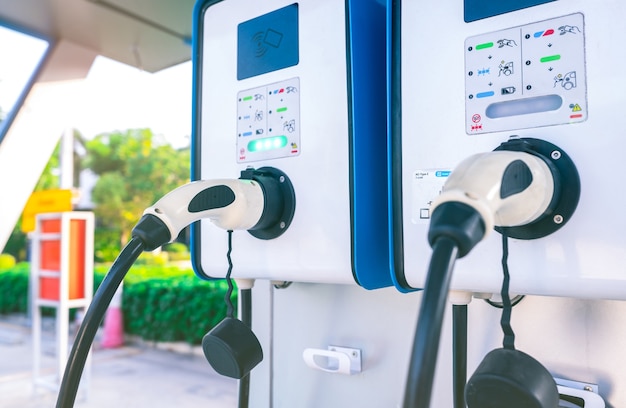 Prese alla stazione di ricarica per auto elettriche da vicino