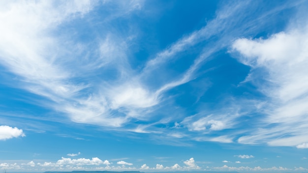 Pluizige cirruswolken op blauwe blauwe hemel