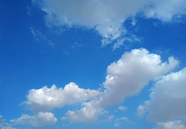 Pluizige witte wolken in de blauwe lucht