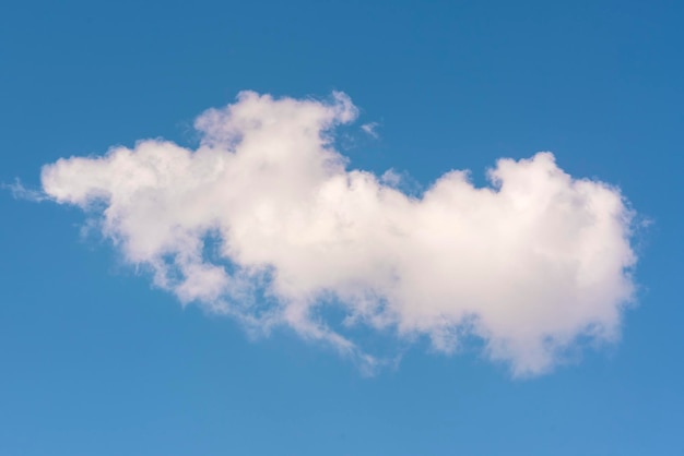 Pluizige witte wolken op een blauwe hemelachtergrond