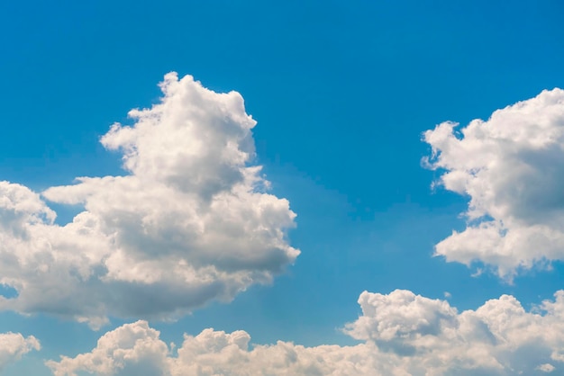 Pluizige witte wolken op een blauwe hemelachtergrond