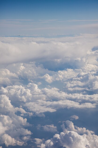 Pluizige witte wolken, uitzicht vanuit vliegtuigraam