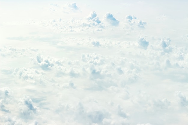 Pluizige wolken achtergrond. Uitzicht vanuit het vliegtuig raam