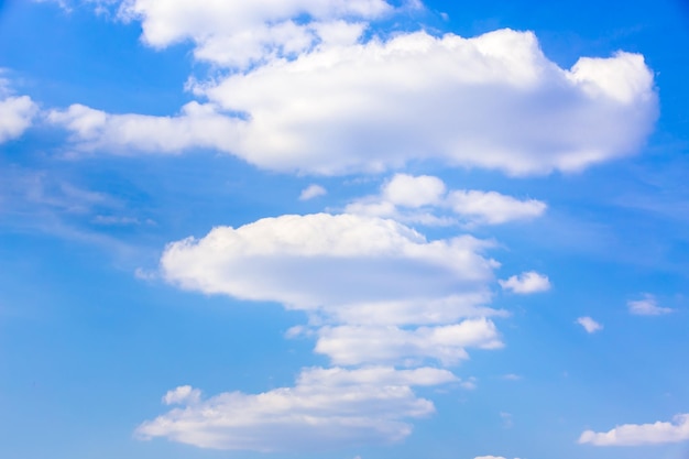 Pluizige wolken bij daglicht