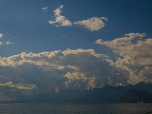 Pluizige wolken en geweldig uitzicht op zee