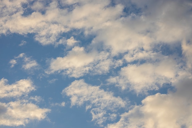 Pluizige wolken en lucht