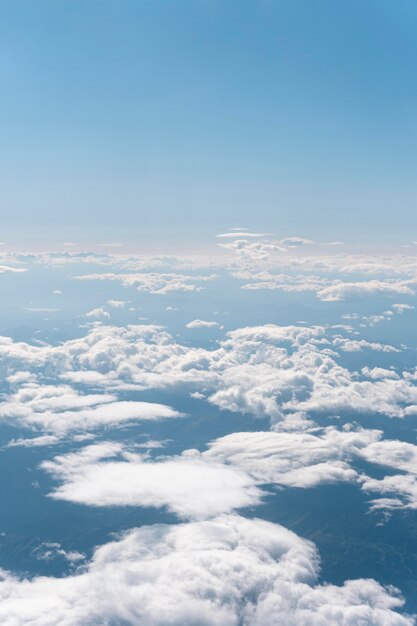 Pluizige wolken gezien vanuit vliegtuig