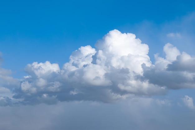 Pluizige wolken in de bewolkte lucht