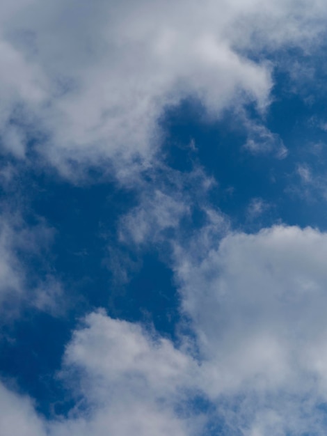 Pluizige wolken in de lucht