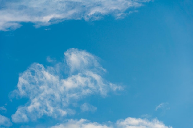 Pluizige zachte wolken drijven langzaam en hopeloos over de eindeloze zee van blauwe lucht Helderblauwe lucht na de razende elementen en stormen