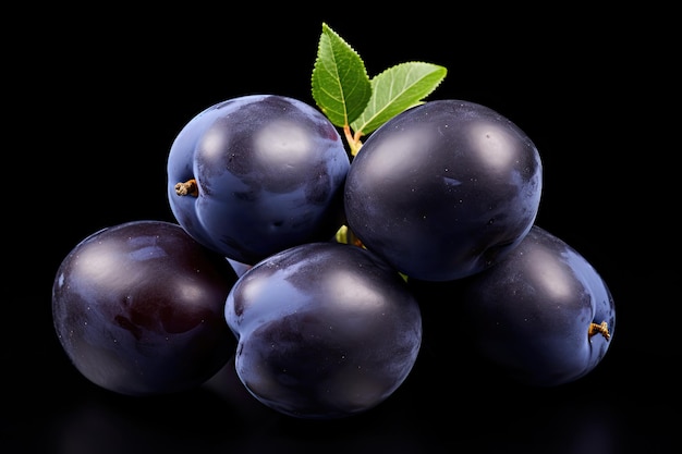 Plum geïsoleerd hele blauwe pruim rijpe verse pruimen donkerblauwe gezonde vruchten