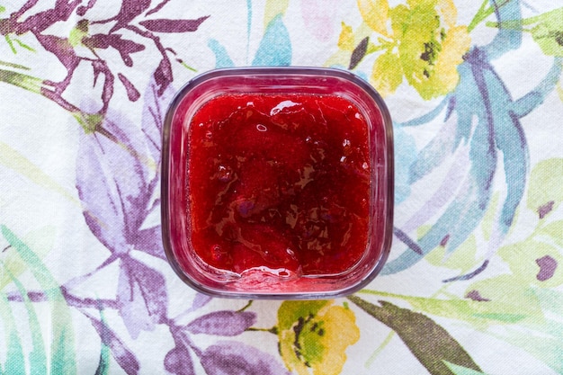 Photo plum jam. high angle of plum jam in the jar. selective focus included