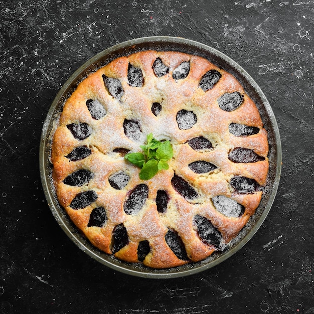 Torta tradizionale di prugne cottura vista dall'alto stile rustico