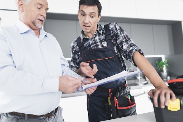 The plumber man communicates with client.