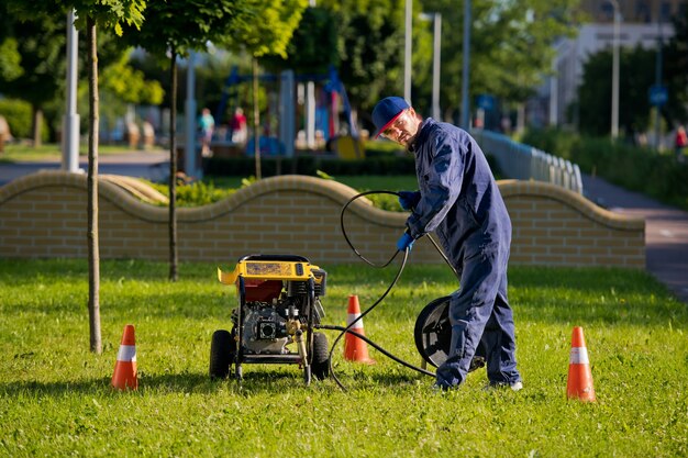 L'idraulico si prepara a risolvere il problema nella fogna. lavori di riparazione sulla risoluzione dei problemi.