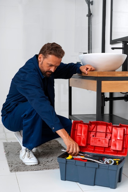 Foto professionista idraulico che fa il suo lavoro