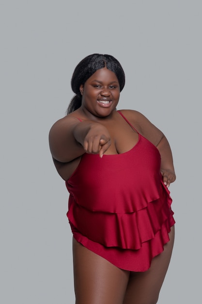 plus size Afro-Amerikaanse jonge vrouw in rood ondergoed ziet er geweldig uit