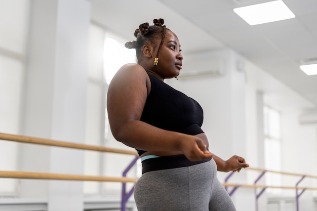 Photo plus-size ballerina practicing in the studio