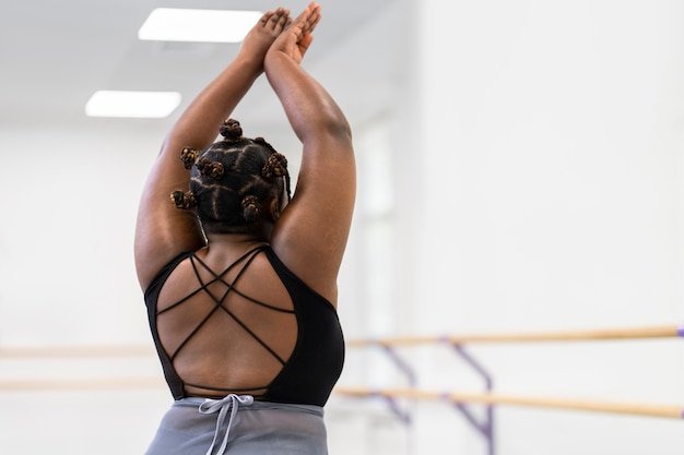 Foto ballerina taglie forti che si esercita in studio