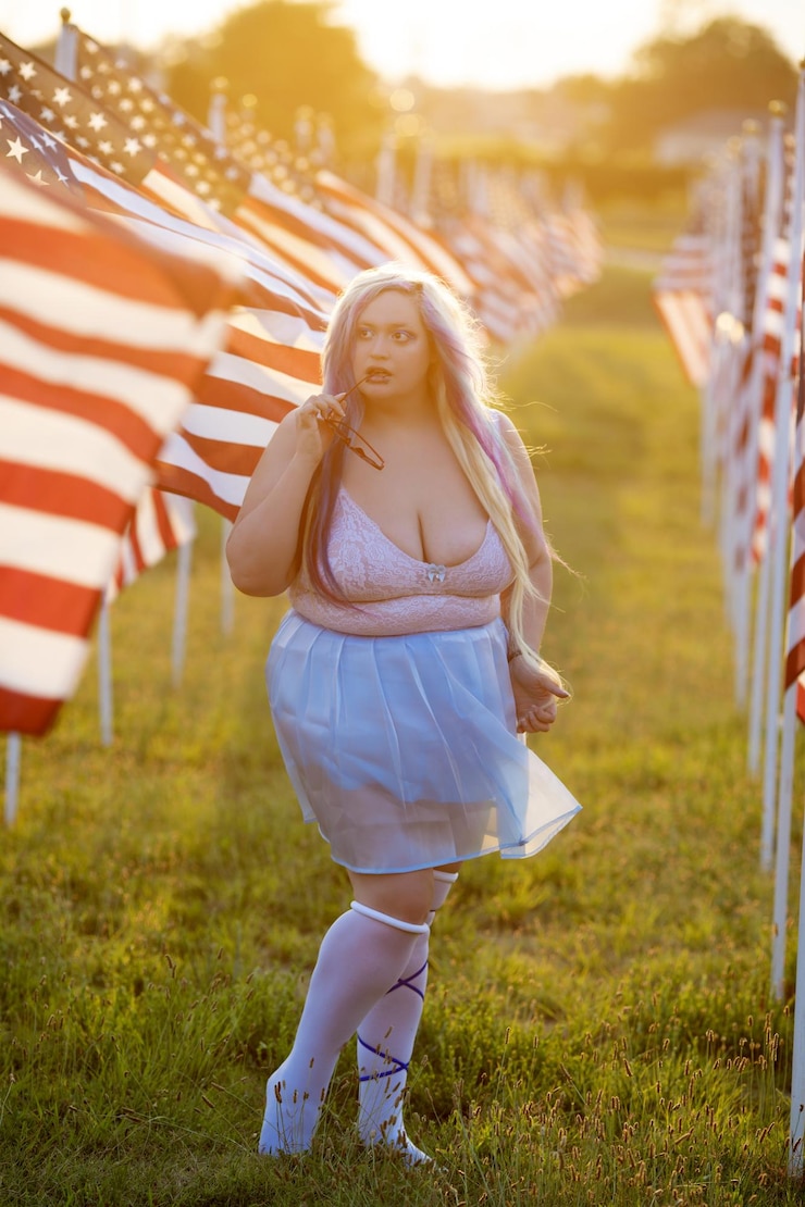 Foto plus size dame in vlaggen