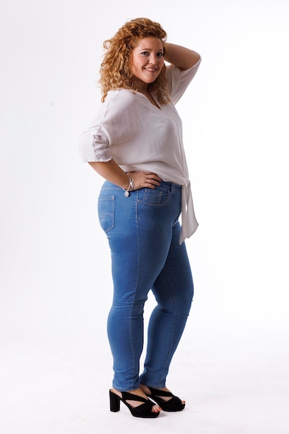 Модель plus size толстая женщина в джинсовой одежде и белой рубашке на белом фоне с избыточным весом женского тела