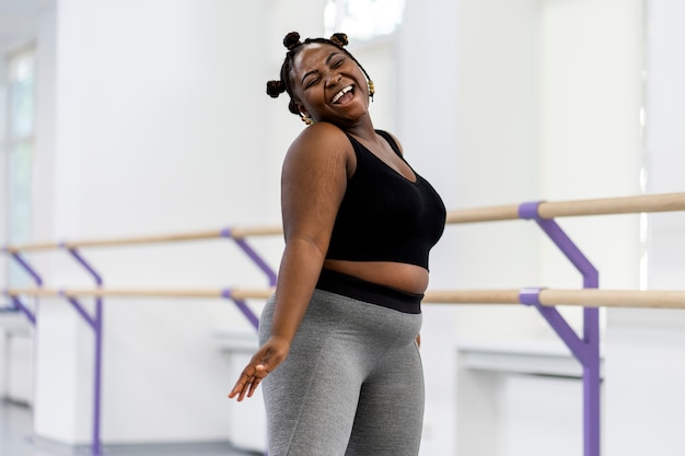 Photo plus-size female ballerina in the studio