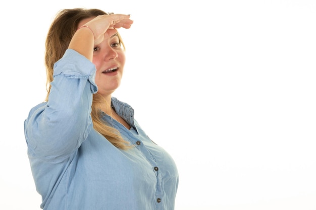 Foto taglie forti modello biondo ragazza in abiti casual donna grassa blu mano sul cappuccio della fronte su sfondo bianco